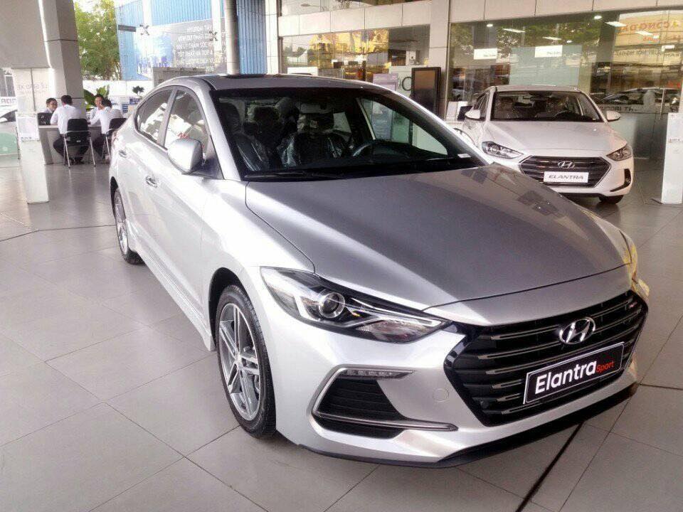 Hyundai Elantra Sport 2019 màu Ghi Bạc