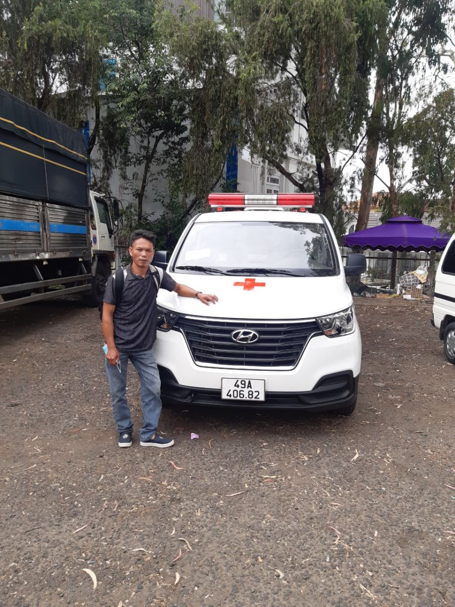 Anh Nguyễn Văn Tuyến bên chiếc xe cấp cứu Hyundai Starex 2021 vừa mua