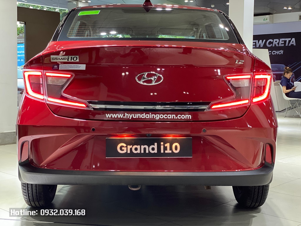đuôi xe Hyundai Grand i10 sedan số sàn màu đỏ