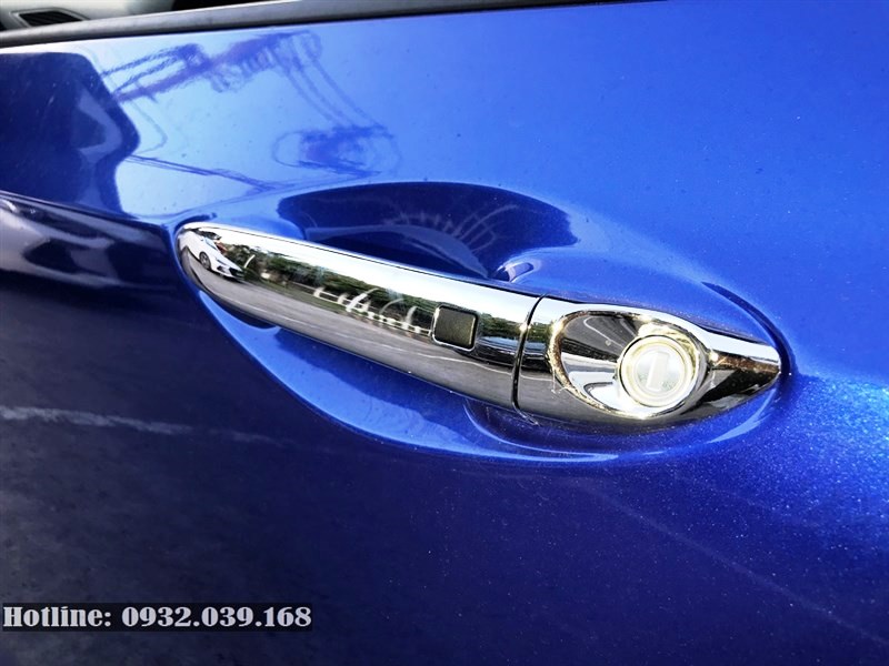tay nắm cửa mạ Crôm Hyundai Grand i10 hatchback màu xanh
